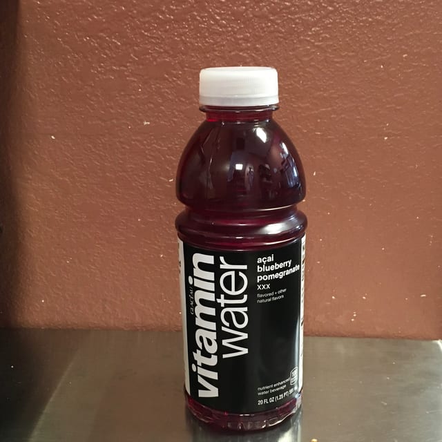 Vitamins Water Accai, Blueberry, Palmergranate.